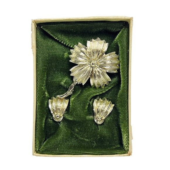 Vintage Gold Tone Flower Brooch With Flower Petal Clip On Earrings (5722) - Picture 1 of 9